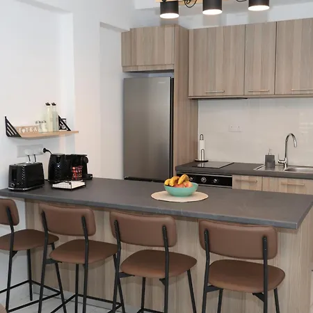 Elia Elegant - Centre, 5min Walk To Beach, Modern & New *