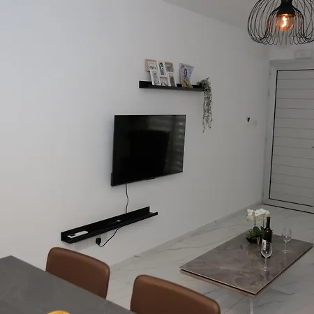 Lejlighed Elia Elegant - Centre, 5min Walk To Beach, Modern & New *