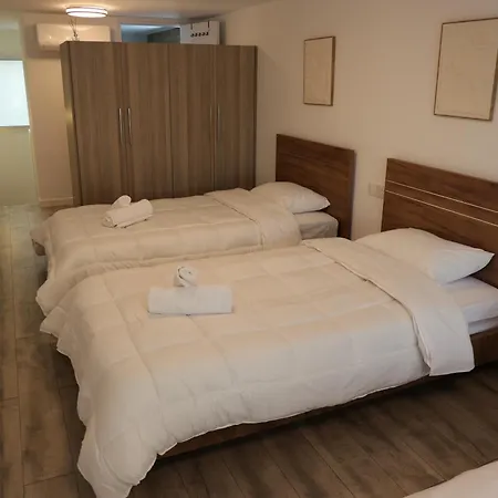 Elia Elegant - Centre, 5min Walk To Beach, Modern & New *