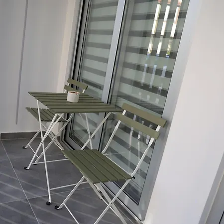 Elia Elegant - Centre, 5min Walk To Beach, Modern & New *